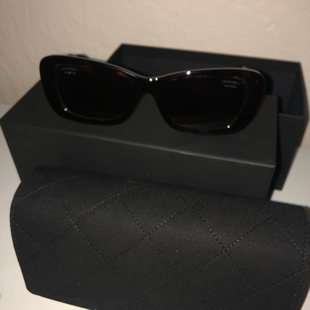 New CHANEL fabric quilted Black Sunglasses with Quilted Case - Picture 2 of 5